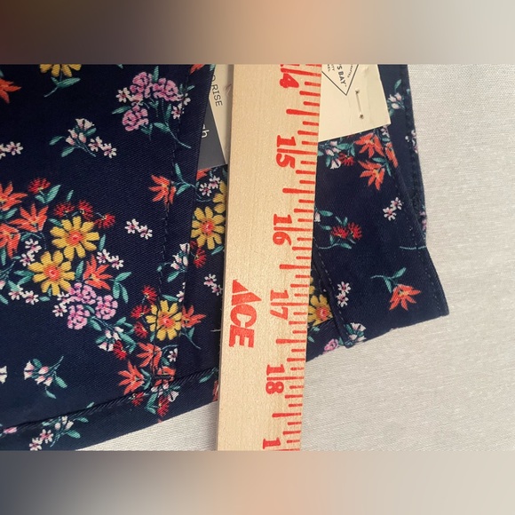 St. John’s Bay Women’s Mid Rise Short Size 12 5” Inseam Navy Floral. New w tag - Picture 6 of 8